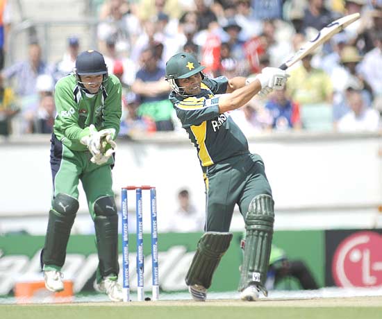 Kamran Akmal on his way to a well-made 57