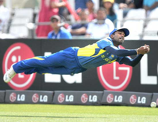 Chamara Silva makes a great effort but misses the catch