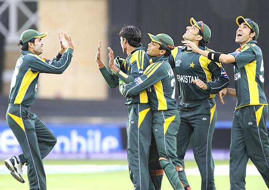 Mohammad Aamer (2nd from left) celebrates the wicket of Graeme Smith