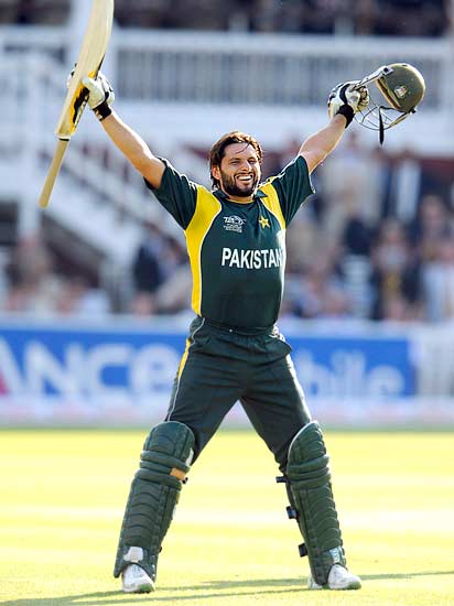 Shahid Afridi celebrates after hitting the winning runs