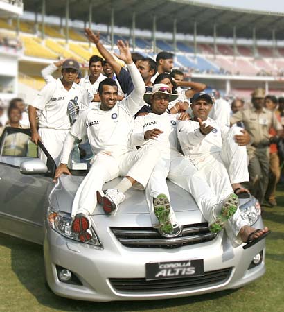 The Indian cricket team celebrates after winning the four-Test series against Australia in Nagpur on November 10, 2008