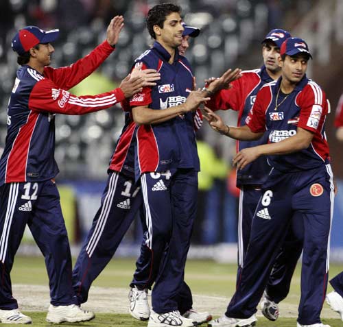 Ashish Nehra celebrates a wicket with team-mates