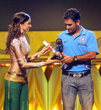 Deepika Padukone (left) felicitates India cricket captain Mahendra Singh Dhoni