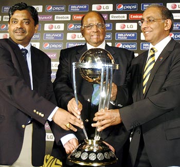 ICC vice-president Sharad Pawar (centre), ICC chief executive Haroon Lorgat (right) and World Cup 2011 tournament director Ratnakar Shetty with the 2011 World Cup trophy in Mumbai