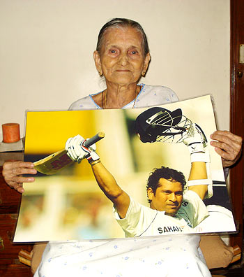 Mary Serrao with Sachin Tendulkar's portrait