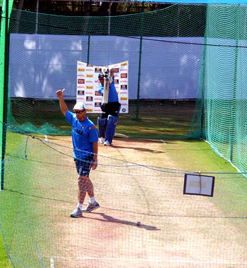 Tendulkar gets the thumbs up from coach Kirsten as he plays his trademark straight drive