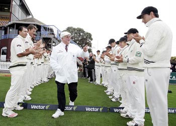 Australia (left) and New Zealand form a guard of honour for umpire David Shepherd as he steps out to officiate in his last match
