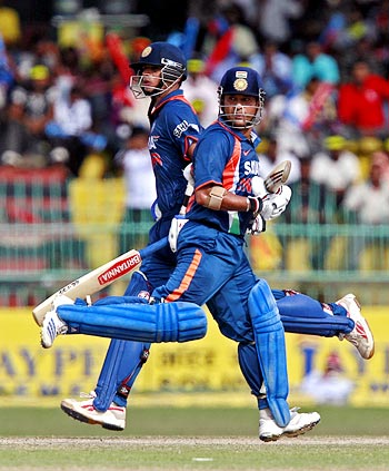 Sachin Tendulkar (right) and Rahul Dravid run between the wickets