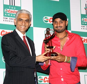 Harbhajan Singh receives Indian bowler of the year award
