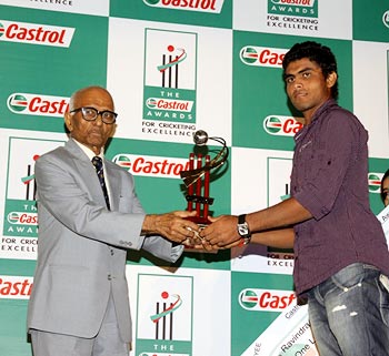 Ravindra Jadeja gets his award from former India cricketer Madhav Mantri