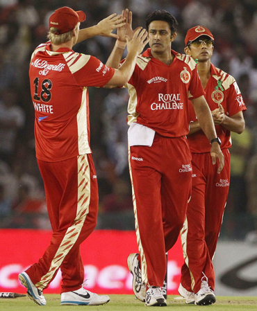 Anil Kumble and Cameron White of the Royal Challengers Bangalore celebrate the wicket of Manvinder Bisla