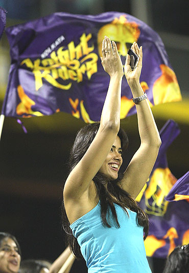 Sameera Reddy cheers the Kolkata Knight Riders