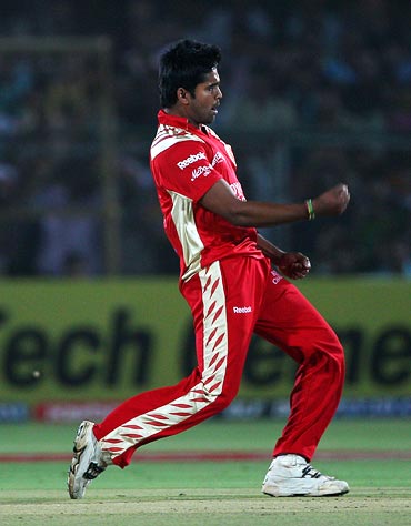 Vinay Kumar celebrates the wicket of Amit Paunikar