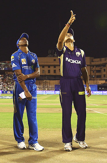Kolkata Knight Riders captain Sourav Ganguly (right) and Mumbai Indians captain Dwayne Bravo watch as the coin is tossed
