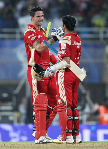 Kevin Pietersen celebrates with Rahul Dravid after winning the match