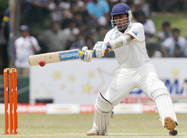 -Sri Lanka's Mahela Jayawardene plays a shot