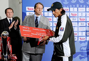 Pakistan's Mohammad Amir (right) receives his man of the series award from Giles Clarke, chairman of the England and Wales Cricket Board, on Sunday