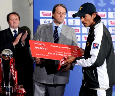 Mohammad Amir receives his man of the series award from Giles Clarke, chairman of the England and Wales Cricket Board