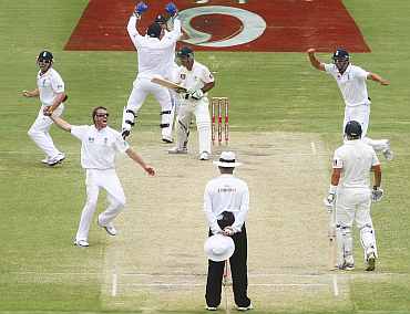 Graeme Swann celebrates after picking up Ricky Ponting during the second Ashes Test in Adelaide
