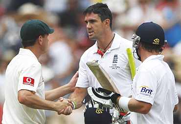 Ricky Ponting shakes hands with Kevin Pietersen