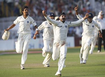 Team India celebrates the dismissal of a South African batsman