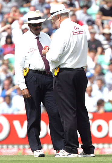 Umpires Billy Doctrove (left) and Darrell Hair inspect the ball