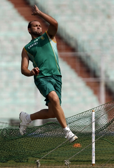 Jacques Kallis hones his bowling in the nets