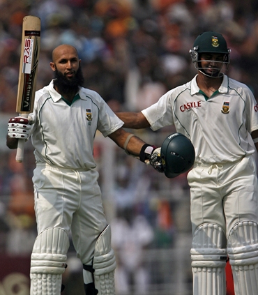 Hashim Amla gets a pat from Alviro Petersen after getting to hundred