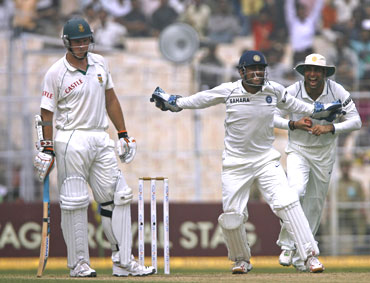 Indian players successfully appeal for Graeme Smith's wicket