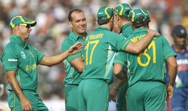 Jaques Kallis (centre) is congratulated by team-mates after dismissing Dhoni