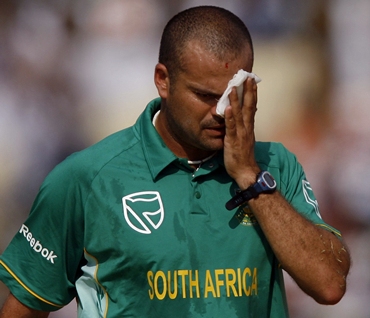 Langeveldt holds a cloth to the injury he suffered while trying to stop a shot from India's Tendulkar