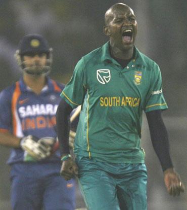 L Tsotsobe celebrates after picking Murali Vijay