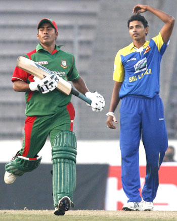 Bangladesh's Mohammad Ashraful snatches a run as Sri Lanka's Suraj Randiv looks in despair