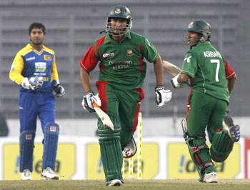 Bangladesh's Ashraful and Mahmudullah run between wickets