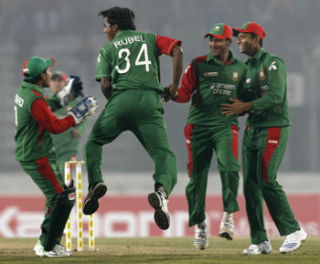Bangladesh's Rubel Hossain celebrate Upul Tharanga's wicket