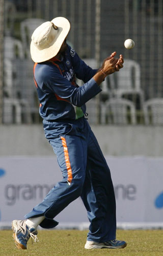 Harbhajan Singh drops a catch