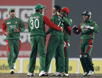 Bangladesh players celebrate Kohli's dismissal
