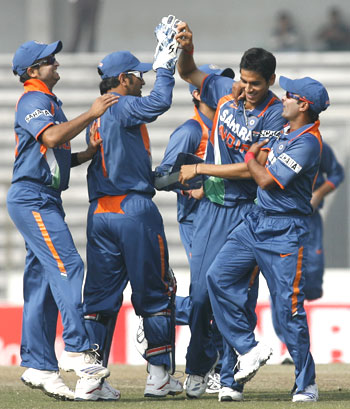 India's Sudeep Tyagi (2nd from right) celebrates with team-mates after dismissing Sri Lankan opener Upul Tharanga