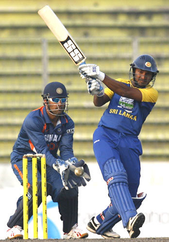 Kumar Sangakkara tries to take the aerial route in an effort to accelerate the innings