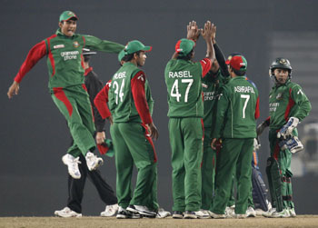 Bangladesh players celebrate fall of Indian wicket