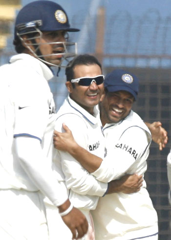 Tendulkar (right) congratulates Sehwag (centre) after he dismissed Tamim Iqbal
