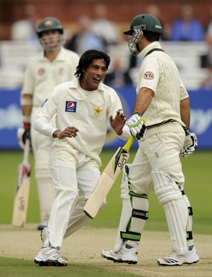 Mohammad Aamer runs in front of Ponting