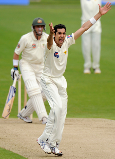 Umar Gul successfully appeals for the wicket of Mike Hussey