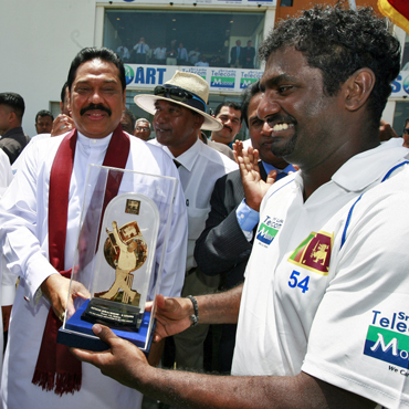 Muralitharan receives an award from Sri Lanka President Mahinda Rajapakse