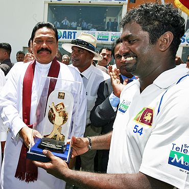 Muralitharan (right) receives an award from Sri Lankan President Mahinda Rajapakse on Thursday