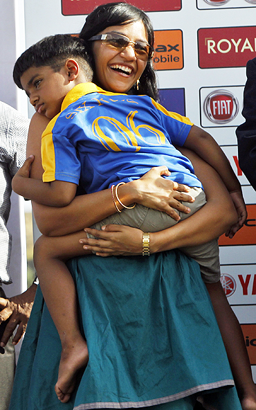 Muttiah Muralitharan's wife Madhimalar holds son Naren at the awards ceremony on Thursday
