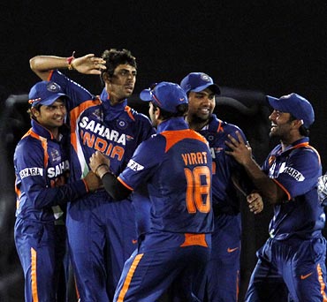 Ashish Nehra (2nd left) is congratulated by team mates after he took the wicket of Mahela Jayawardene
