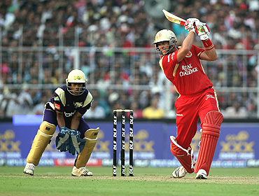 Jacques Kallis sends one to the boundary