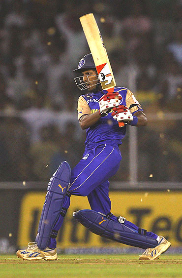 Abhishek Jhunjhunwala of the Rajasthan Royals pulls one in front of square