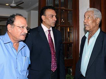 Gary Sobers (right) with former India players Ajit Wadekar (left) and Ravi Shastri